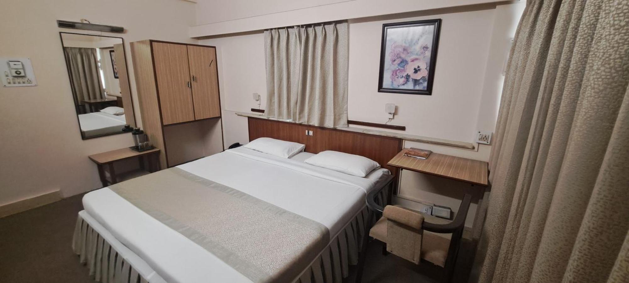 Hotel Swaroop Пуна Экстерьер фото